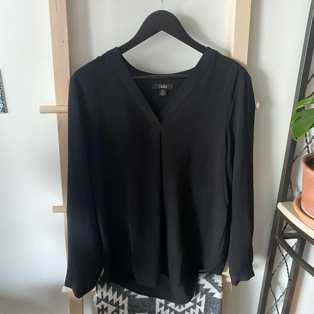 Dalia Elegant Black V-Neck Blouse